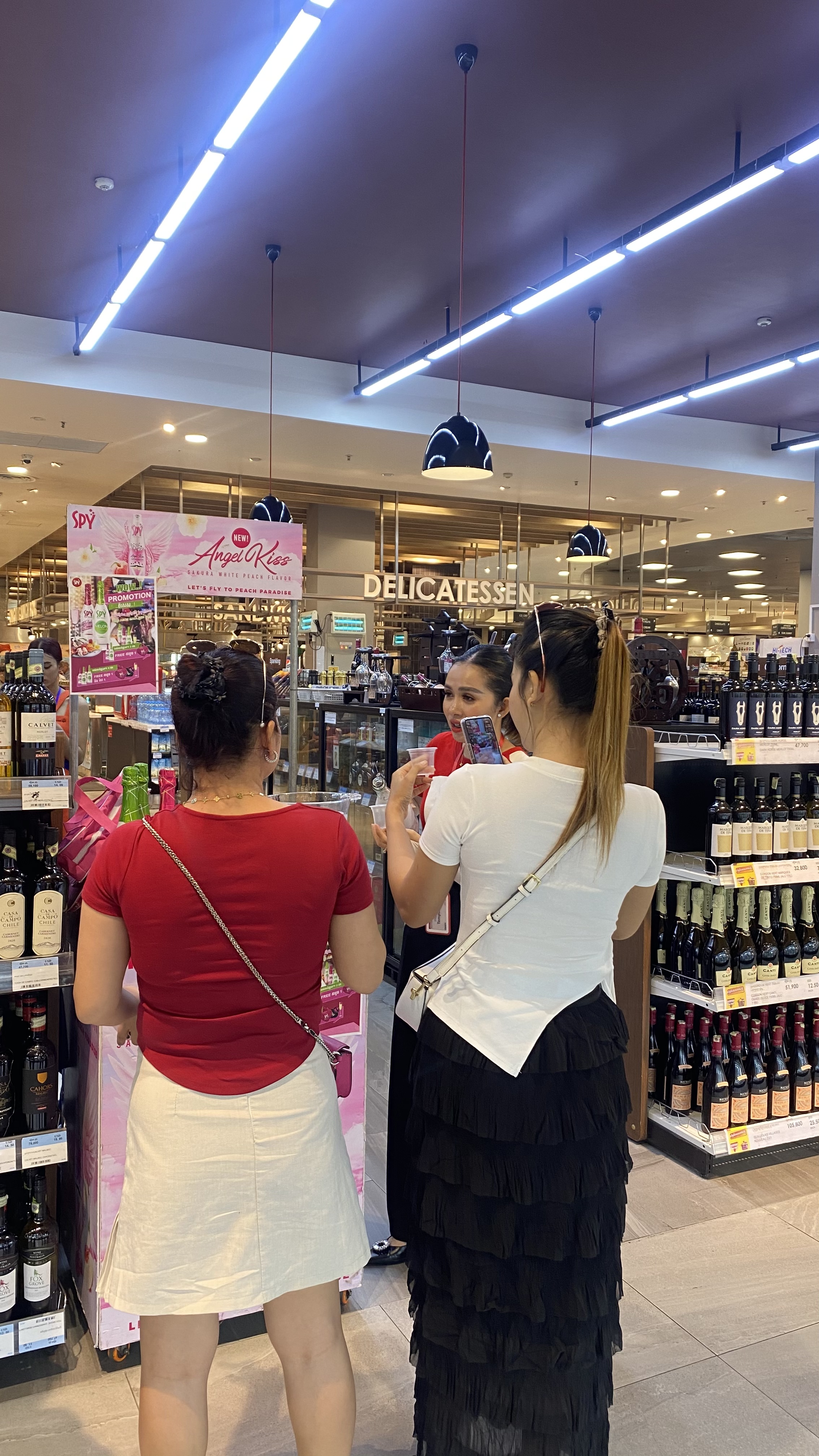 SPY Sparkle Fruit Revolutionizing FMCG Distribution with Da Houg Heng at Makro Cambodia - Image 8