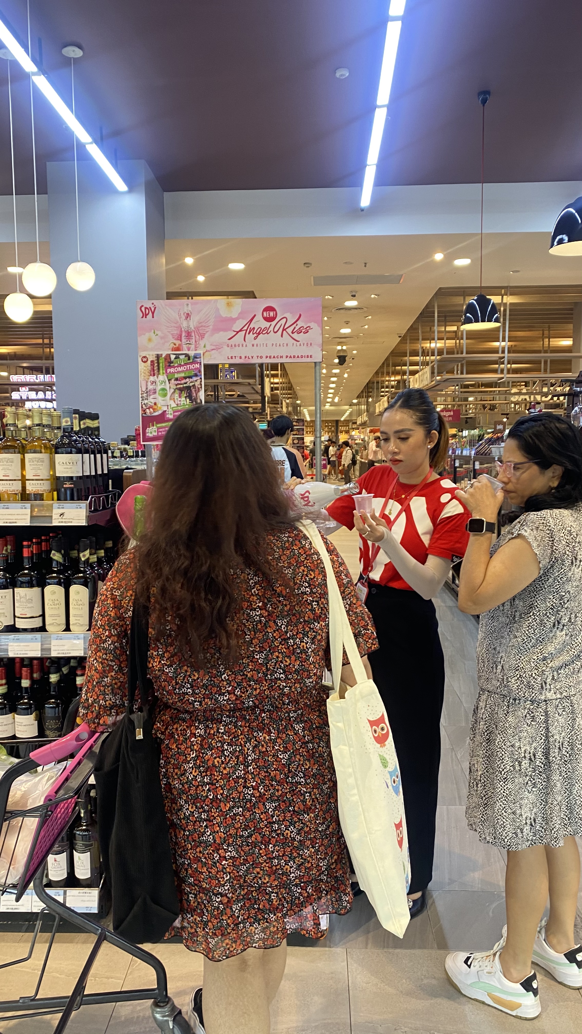 SPY Sparkle Fruit Revolutionizing FMCG Distribution with Da Houg Heng at Makro Cambodia - Image 10