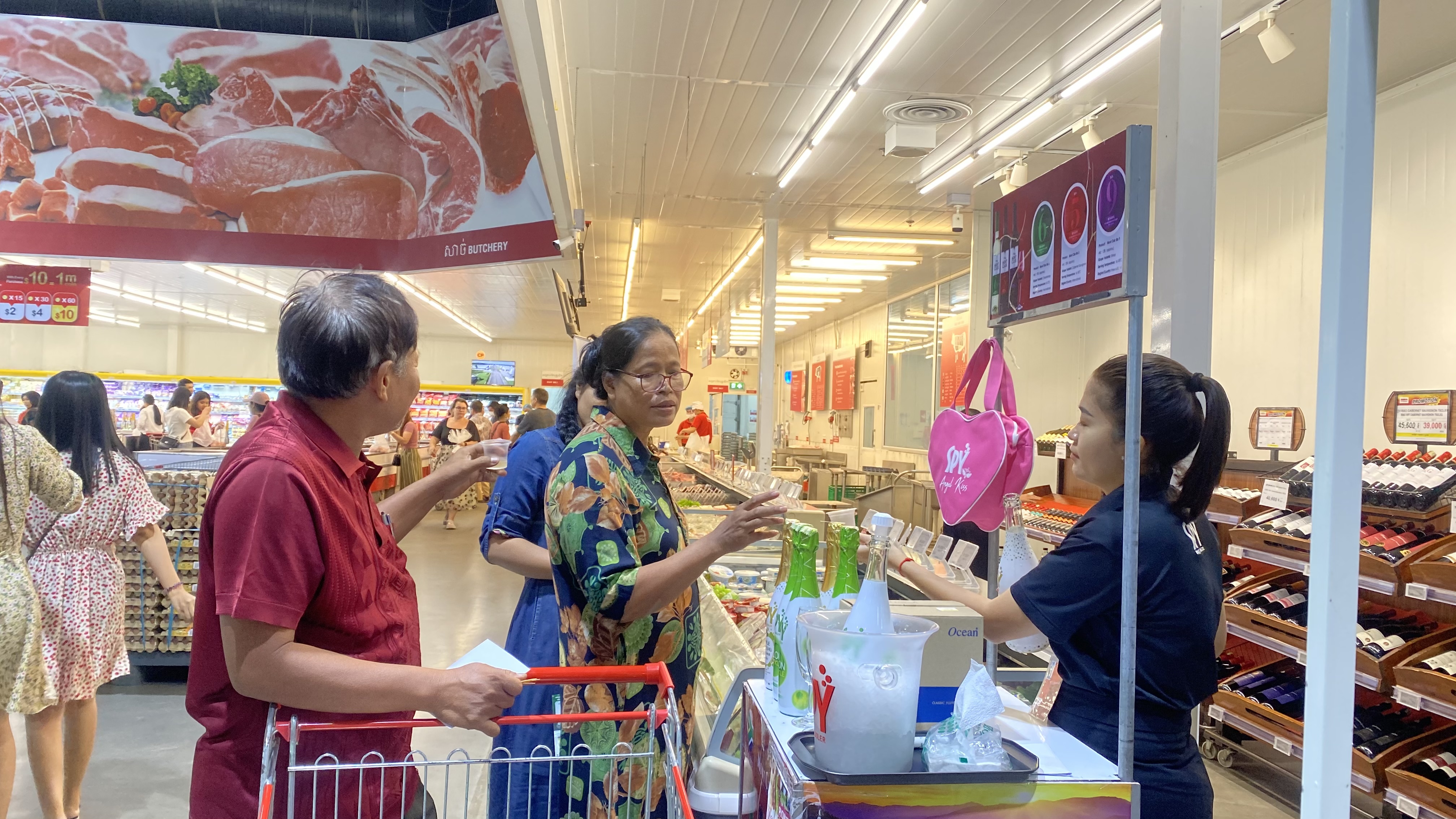 SPY Sparkle Fruit Revolutionizing FMCG Distribution with Da Houg Heng at Makro Cambodia - Image 41
