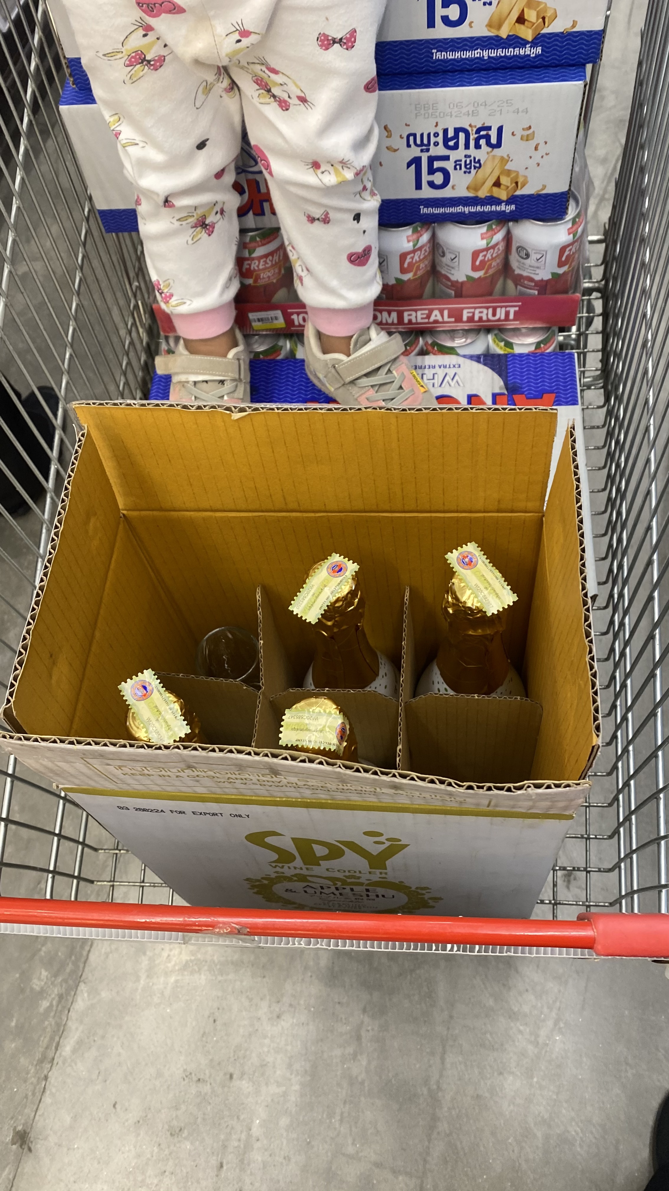 SPY Sparkle Fruit Revolutionizing FMCG Distribution with Da Houg Heng at Makro Cambodia - Image 44
