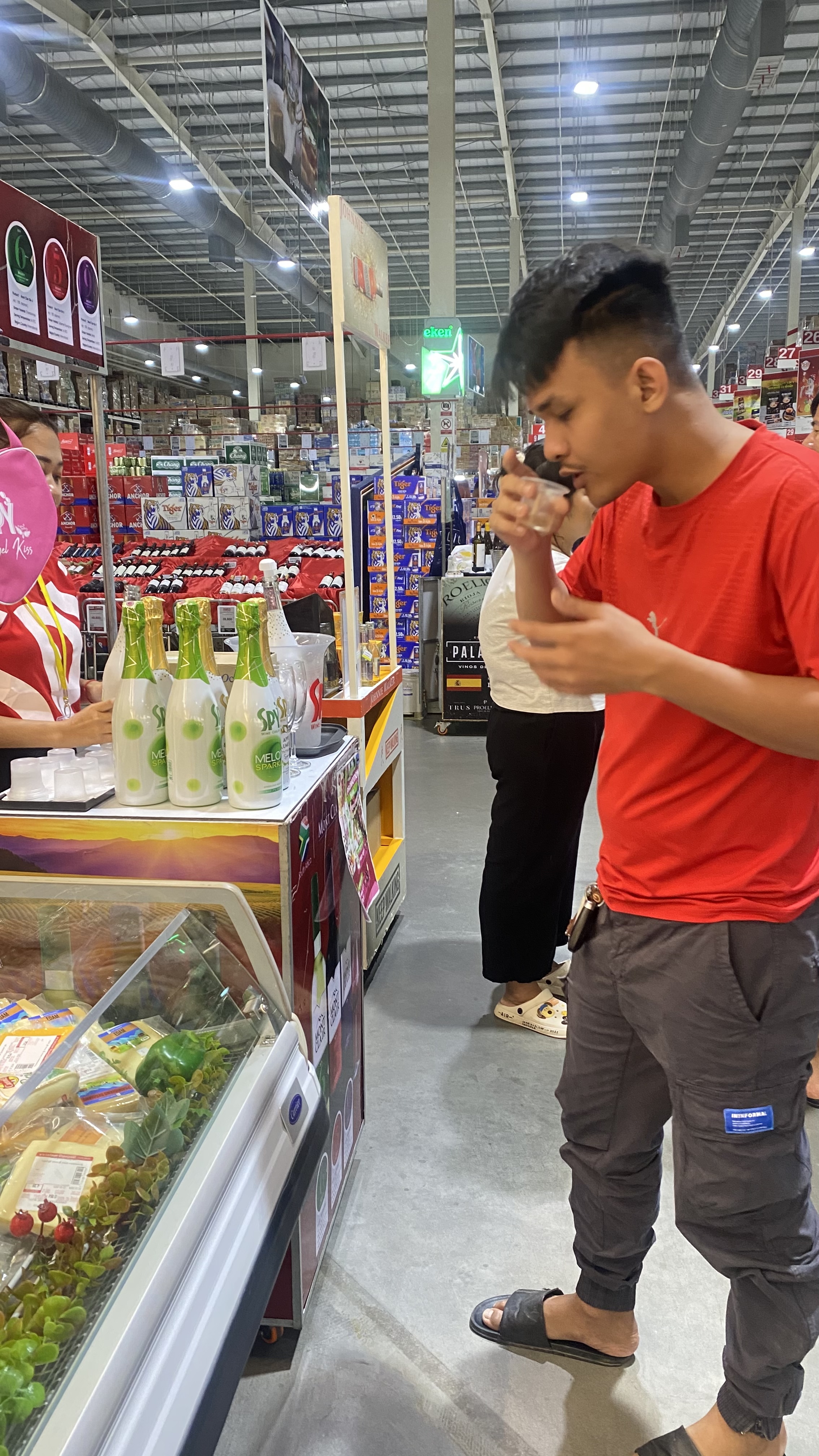 SPY Sparkle Fruit Revolutionizing FMCG Distribution with Da Houg Heng at Makro Cambodia - Image 57
