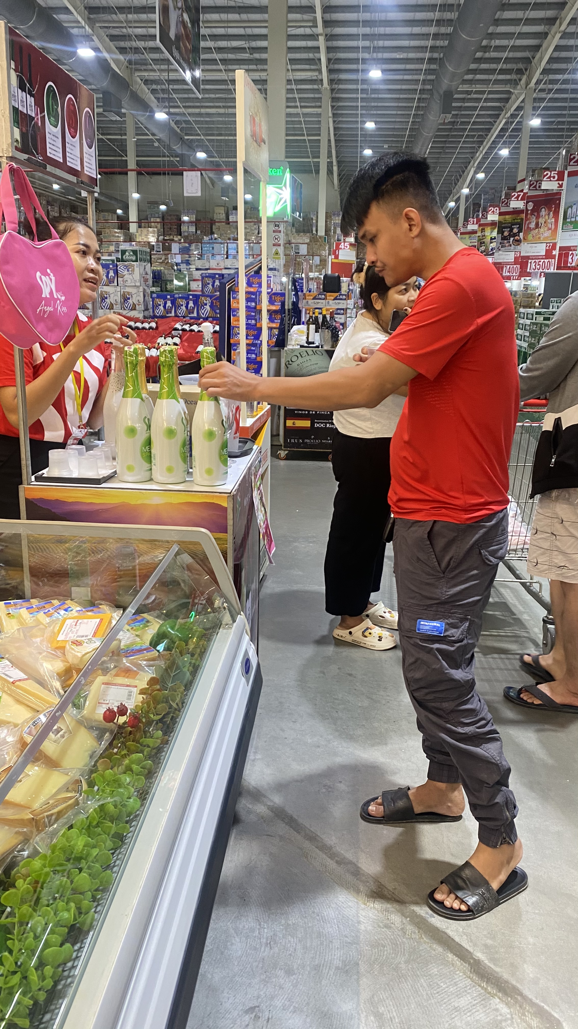 SPY Sparkle Fruit Revolutionizing FMCG Distribution with Da Houg Heng at Makro Cambodia - Image 58