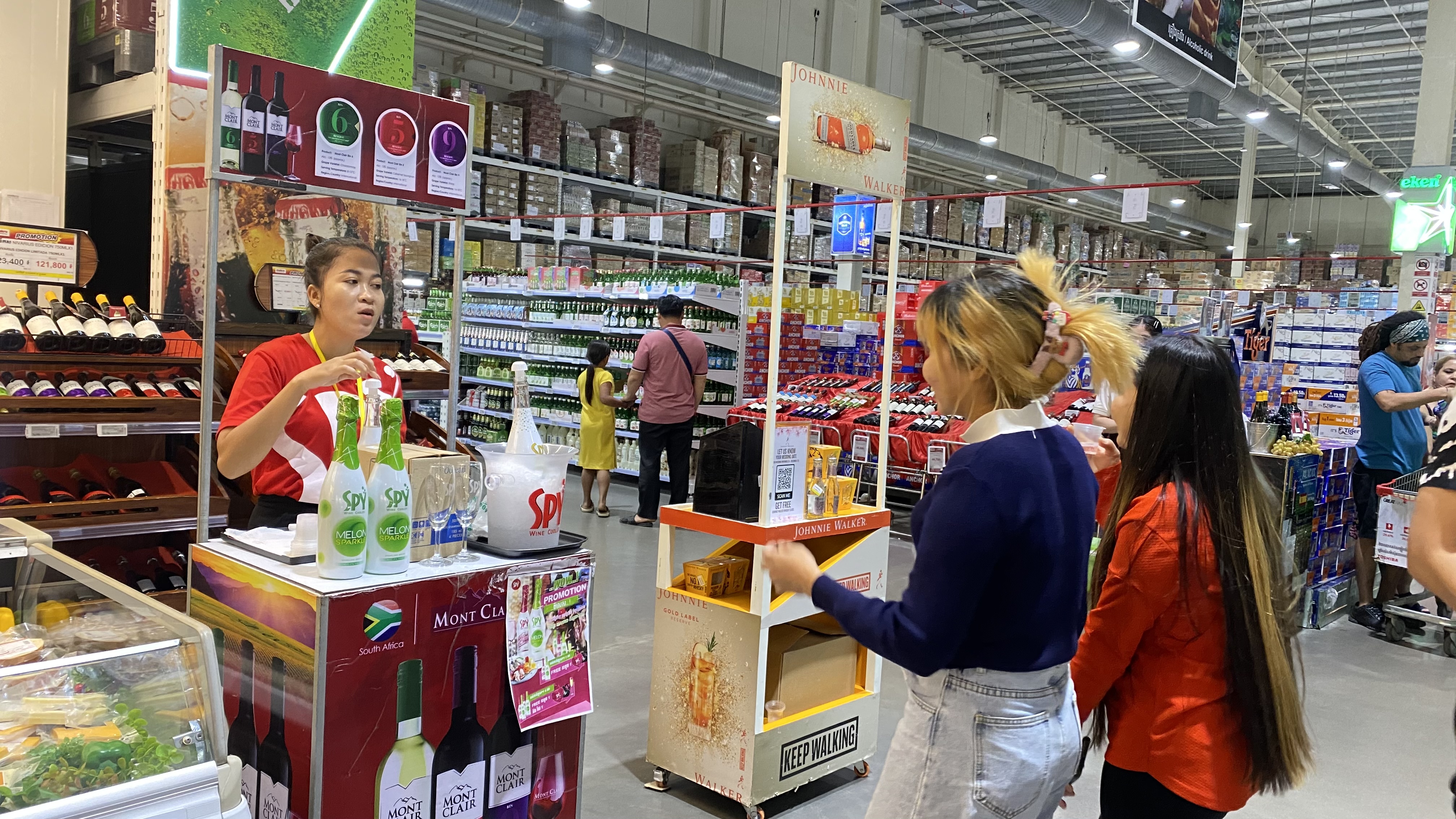 SPY Sparkle Fruit Revolutionizing FMCG Distribution with Da Houg Heng at Makro Cambodia - Image 80