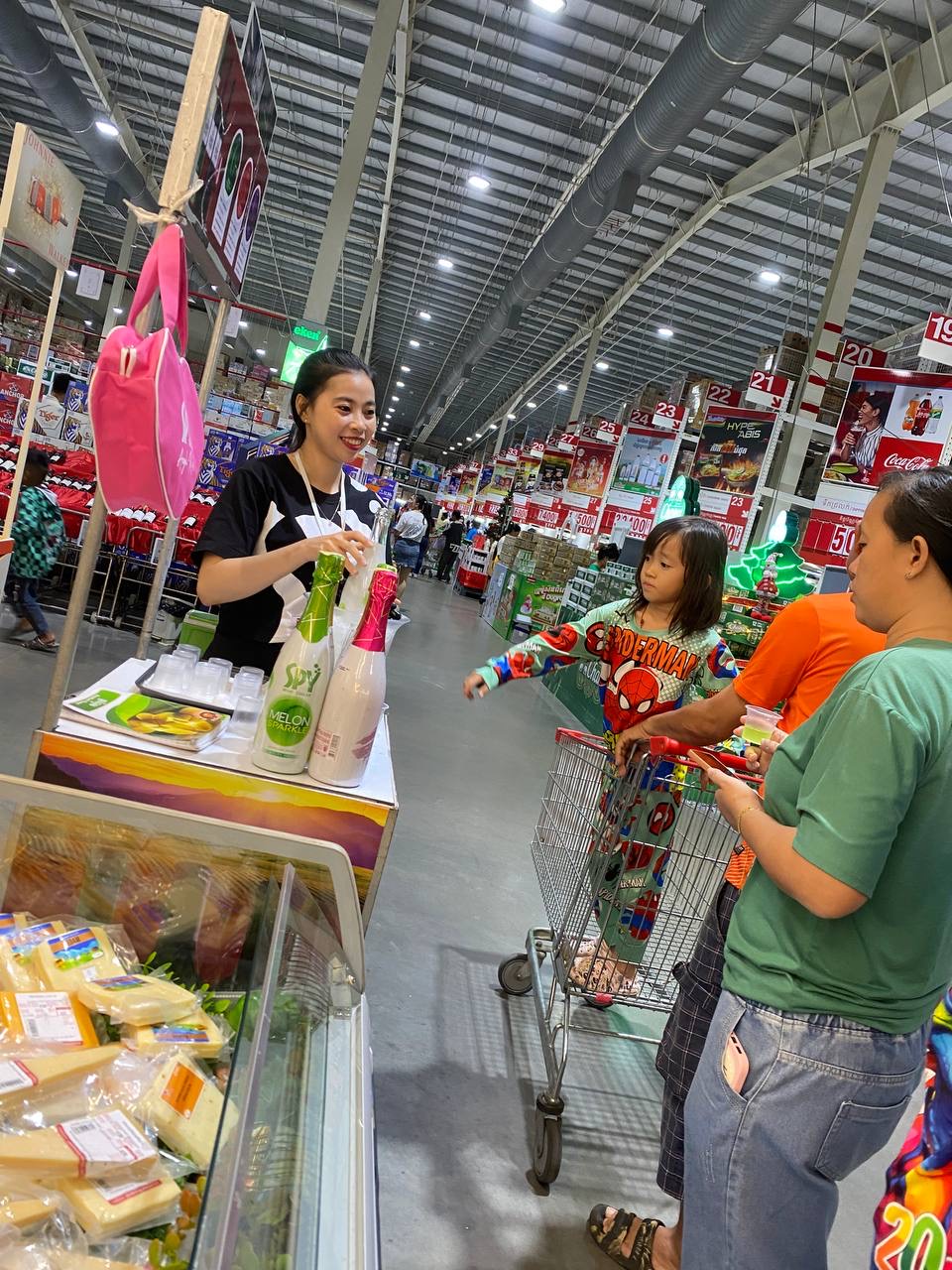 SPY Sparkle Fruit Revolutionizing FMCG Distribution with Da Houg Heng at Makro Cambodia - Image 90