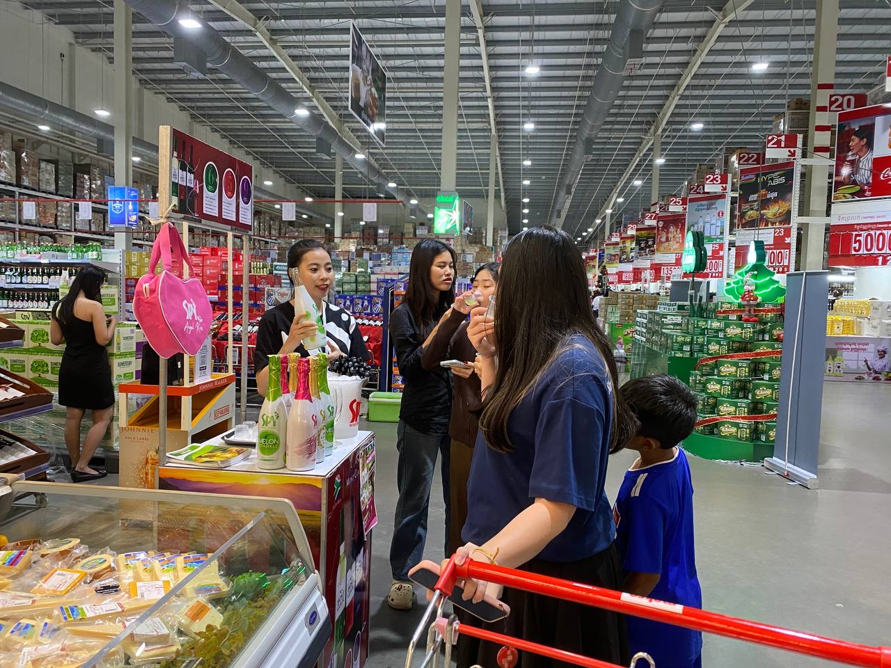 SPY Sparkle Fruit Revolutionizing FMCG Distribution with Da Houg Heng at Makro Cambodia - Image 102