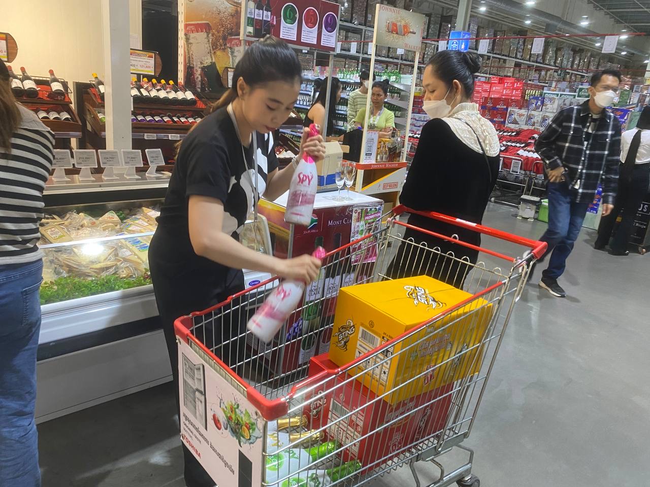SPY Sparkle Fruit Revolutionizing FMCG Distribution with Da Houg Heng at Makro Cambodia - Image 119