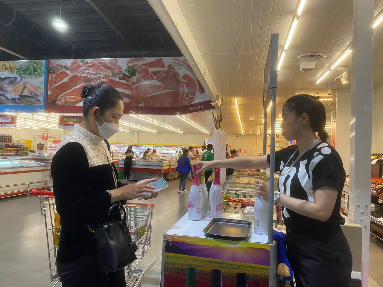 SPY Sparkle Fruit Revolutionizing FMCG Distribution with Da Houg Heng at Makro Cambodia - Image 120