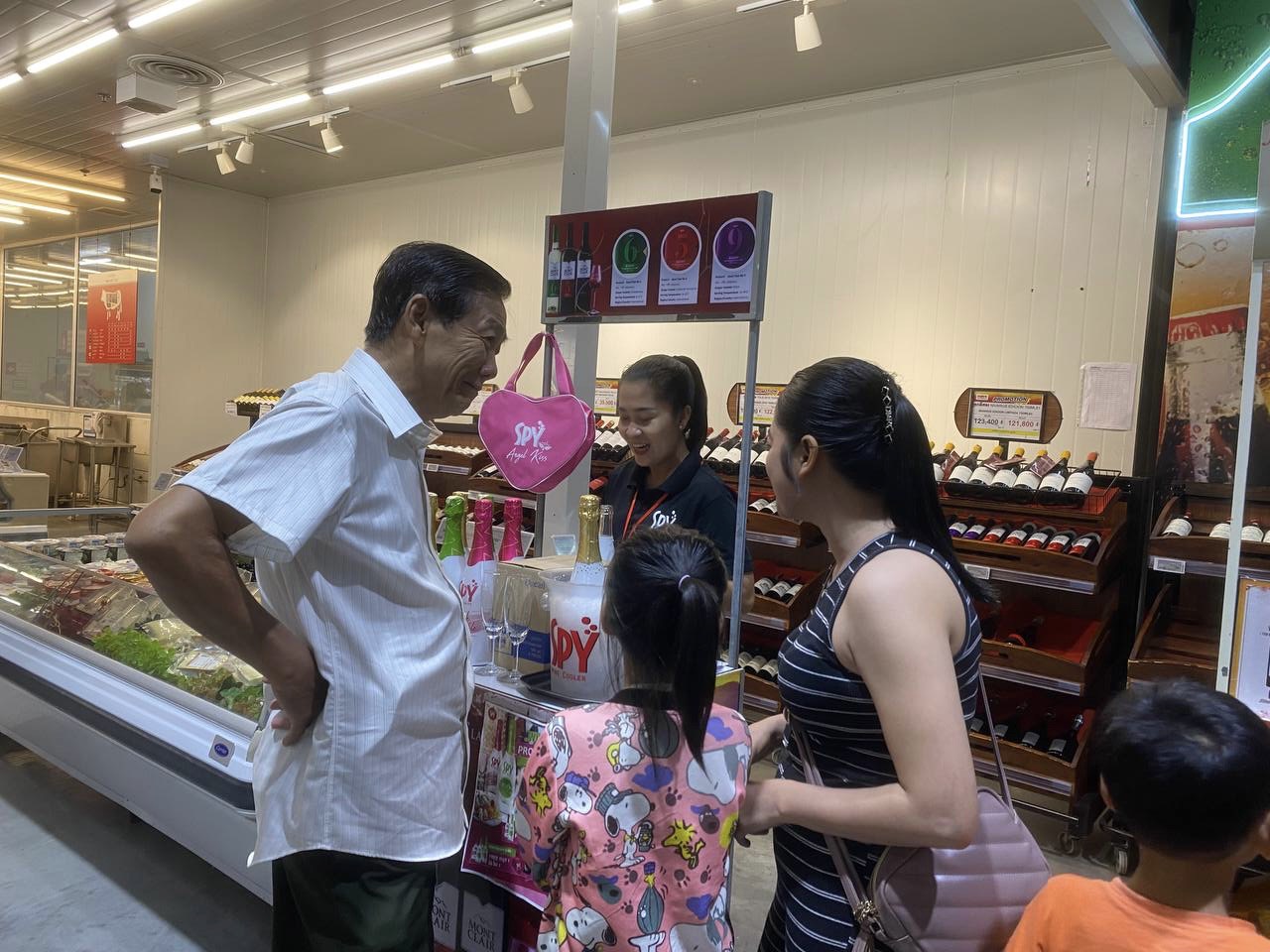 SPY Sparkle Fruit Revolutionizing FMCG Distribution with Da Houg Heng at Makro Cambodia - Image 130
