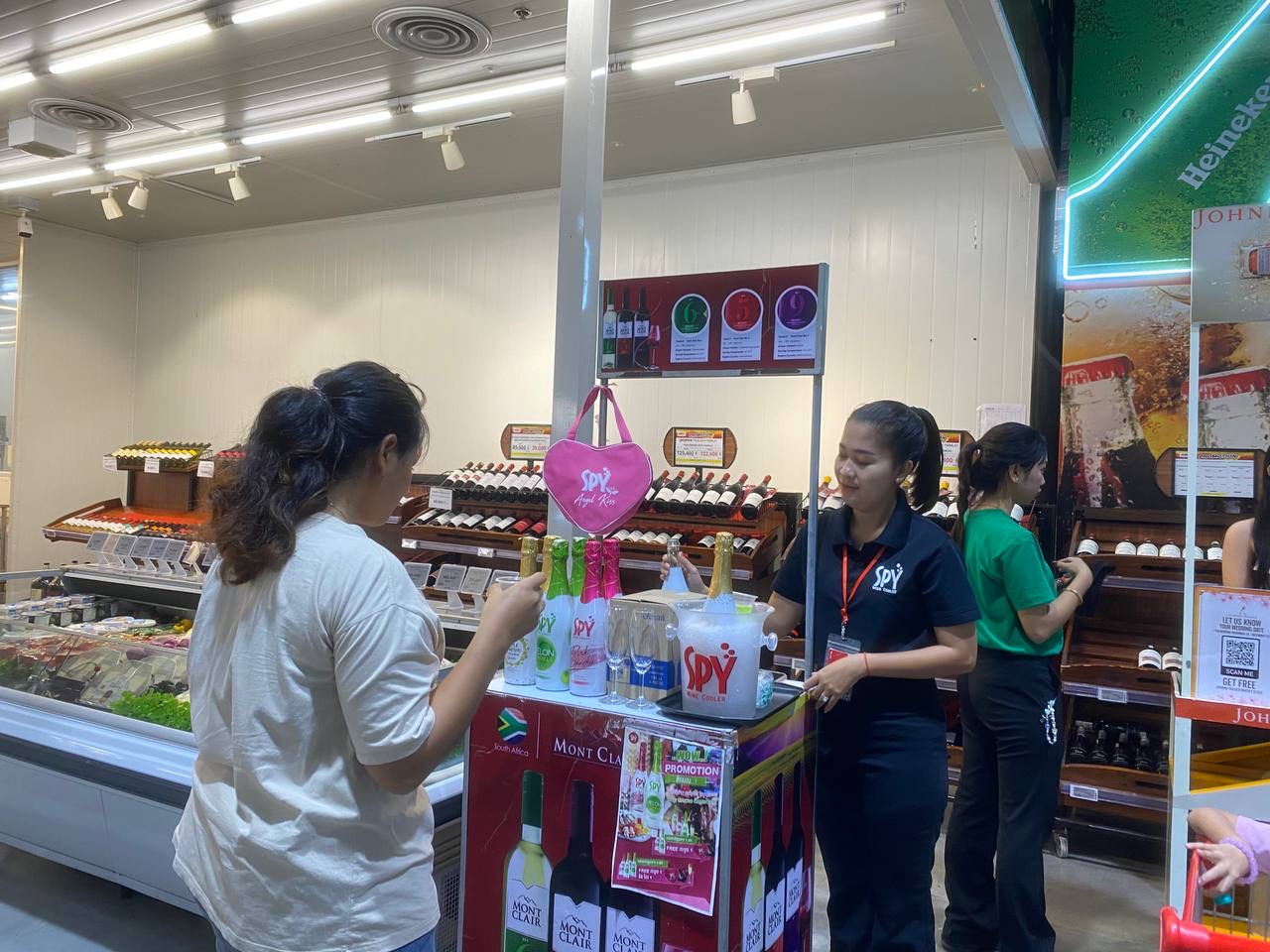 SPY Sparkle Fruit Revolutionizing FMCG Distribution with Da Houg Heng at Makro Cambodia - Image 133