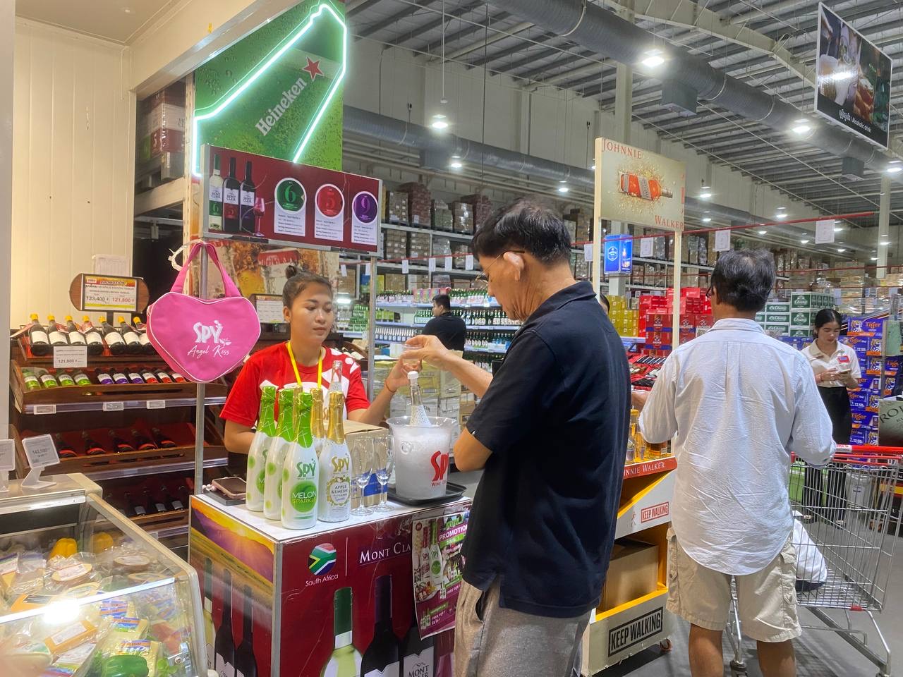 SPY Sparkle Fruit Revolutionizing FMCG Distribution with Da Houg Heng at Makro Cambodia - Image 166