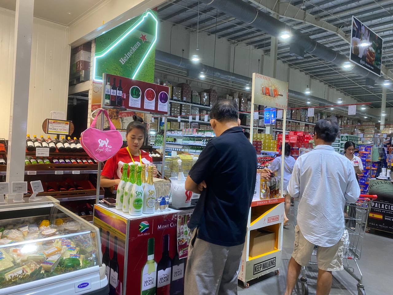SPY Sparkle Fruit Revolutionizing FMCG Distribution with Da Houg Heng at Makro Cambodia - Image 167
