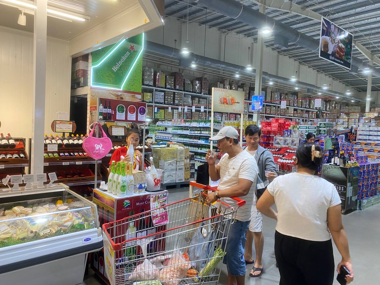SPY Sparkle Fruit Revolutionizing FMCG Distribution with Da Houg Heng at Makro Cambodia - Image 168