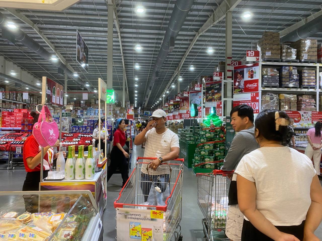 SPY Sparkle Fruit Revolutionizing FMCG Distribution with Da Houg Heng at Makro Cambodia - Image 169