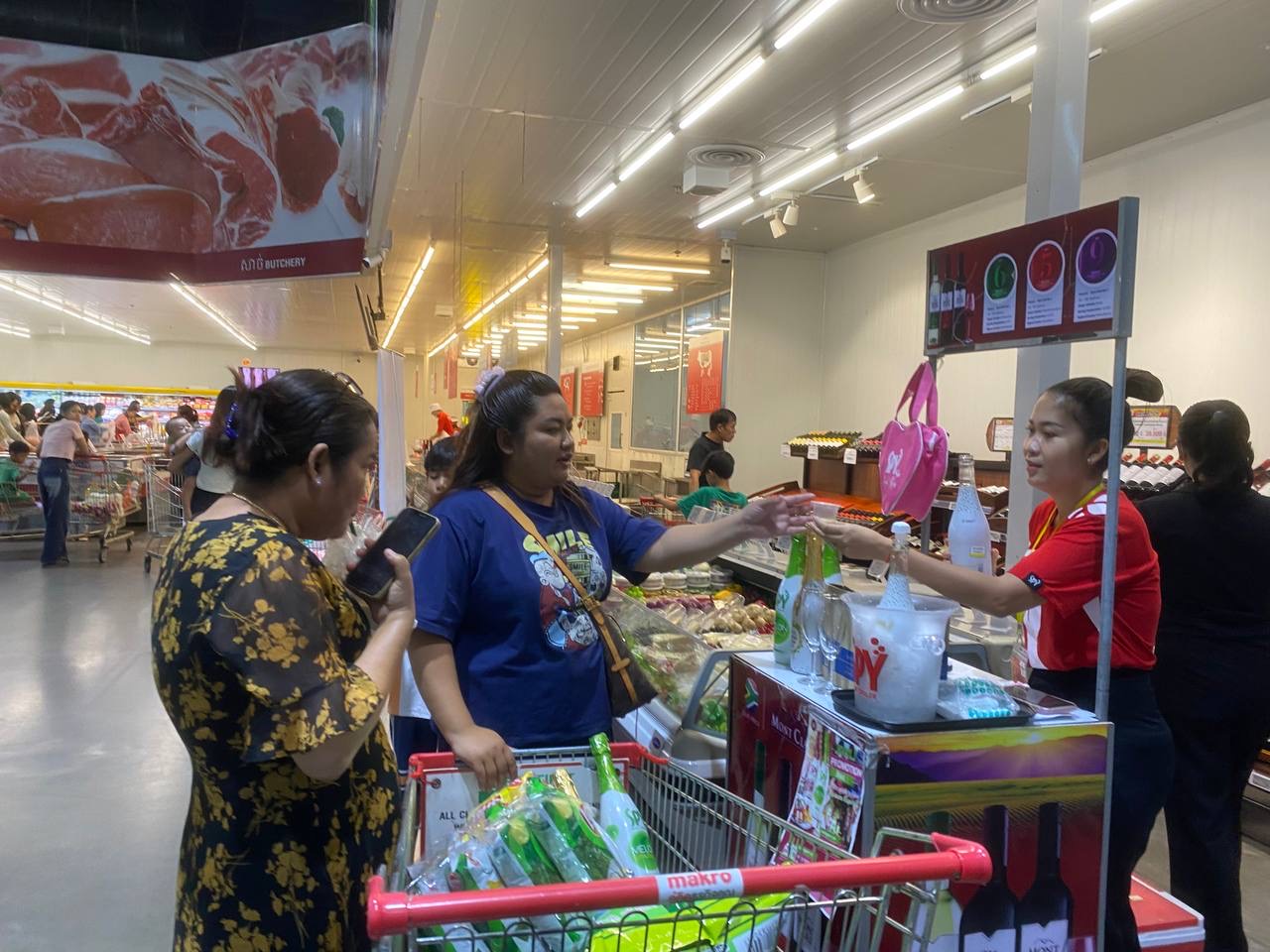 SPY Sparkle Fruit Revolutionizing FMCG Distribution with Da Houg Heng at Makro Cambodia - Image 177